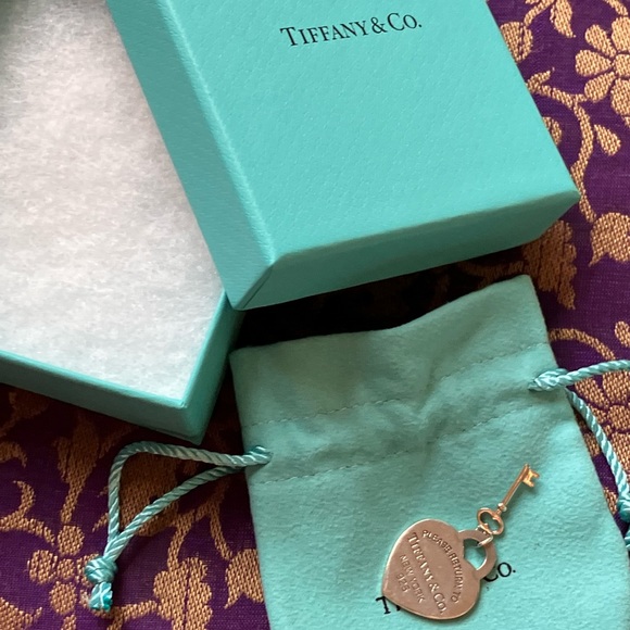 Authentic Tiffany & Co. RTT Heart & Key Retired pendant. Sterling Silver. - Picture 6 of 11